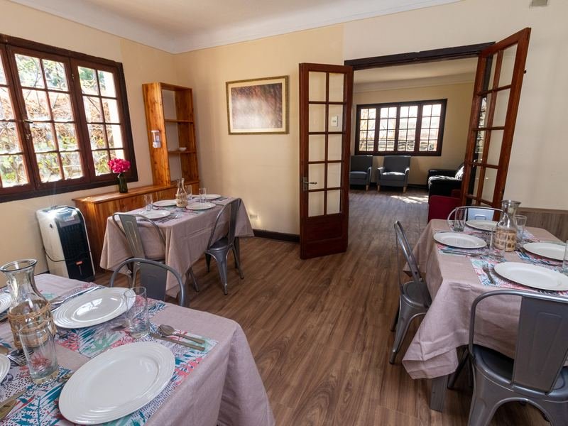 Comedor con puertas francesas hacia la sala de estar.