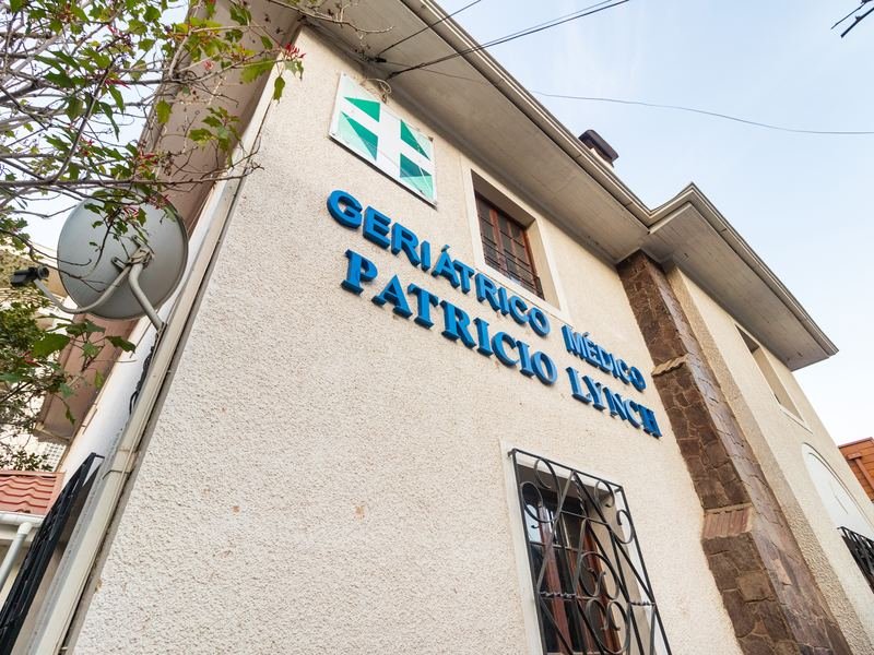 Fachada de la residencia con el letrero institucional.