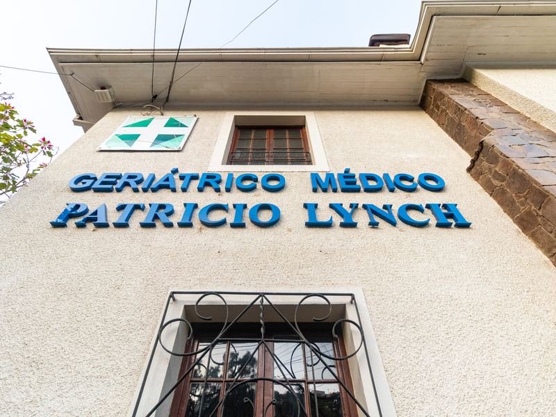 Letrero Geriátrico Médico Patricio Lynch sobre la fachada.