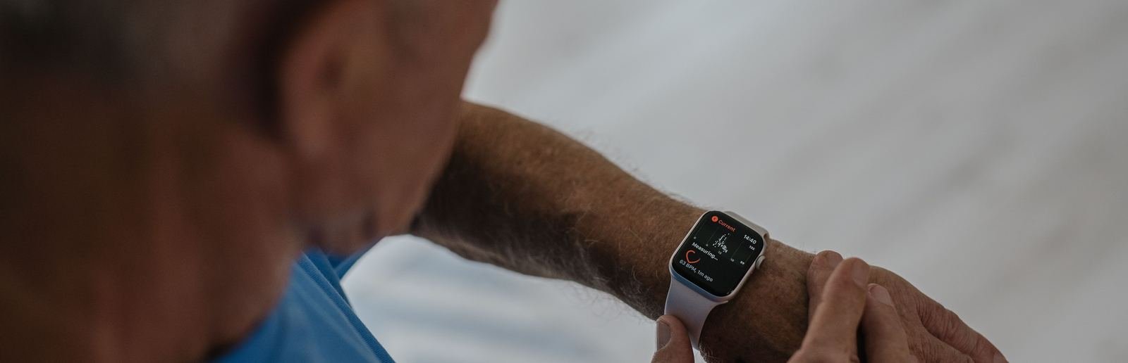Un residente mira los indicadores de salud en la pantalla de su reloj.